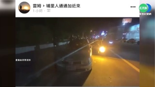 暗夜路燈應聲倒 女駕駛錯愕車被無情壓毀