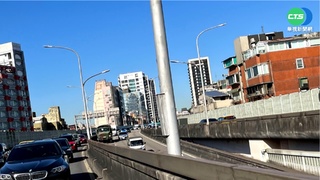軍卡變換車道A到轎車? 民眾控國軍肇逃