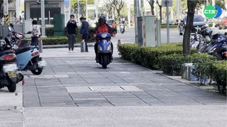 高雄式左轉進化 騎人行道還按喇叭逼讓路