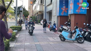 高雄機車違規亂象多 波蘭記者也抱怨