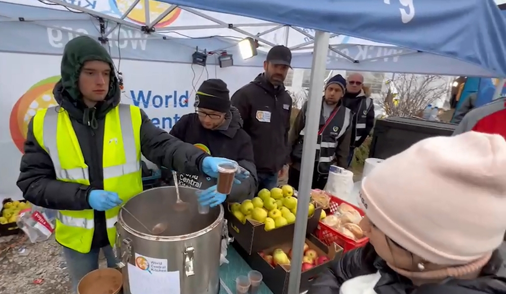 華視新聞獨家挺進烏克蘭邊境 採訪難民中心帶回第一手報導 | 志工發放熱飲與食物給烏克蘭難民