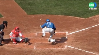 痛! 王柏融遭觸身球砸中膝蓋提早退場