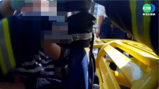 公園遊玩受困! 3歲男童腳趾卡健身器材