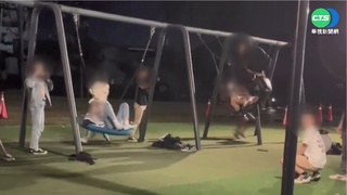 危險! 2青少年擠幼童鞦韆 大力搖晃往下跳
