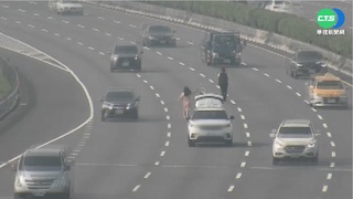 危!百萬休旅國道突熄火 夫妻揮衣示警