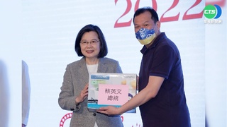 蔡總統義賣簽名"和平口罩" 募52萬全捐烏