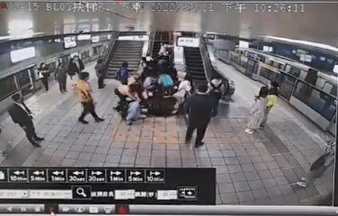 台北捷運新埔站11日晚間發生意外，多名旅客跌落後擠成一團 (翻攝爆廢公社)