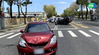 高雄4車連環追撞! 1轎車翻覆"四腳朝天"