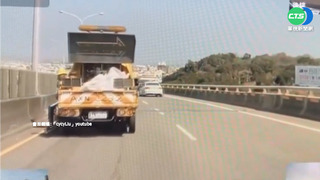 台10線工程車沒警示 轎車轉彎險撞上