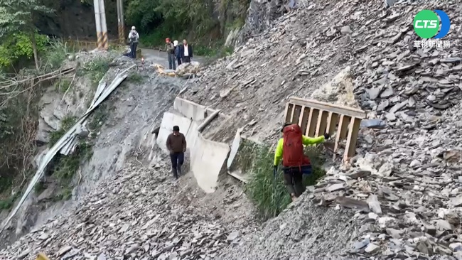 南投武界林道4.5K處崩塌 4人登山受困獲救 | 華視新聞