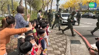 "最硬教召"7公里行軍 遇毒氣.砲擊磨練戰技