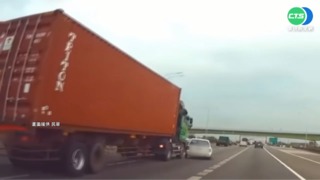 疑視線死角 國道大車換道擦撞轎車