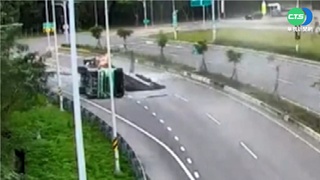 台九線砂石車翻覆 砂石散落一地駕駛逃逸