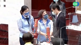 藍議員猛攻停電 送陳其邁蠟燭逼給交代