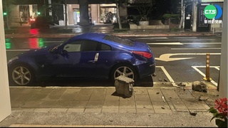 30年店面外牆水泥剝落 百萬跑車衰挨砸