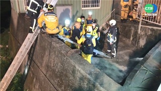 台中老翁深夜墜溪 警消架長梯救援