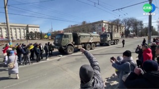 赫爾松百人抗議 丟手榴彈!俄軍冷血鎮壓