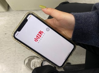 愛看「小紅書」遭男友嗆 她無奈喊：有什麼低能？