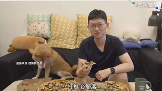 必勝客推暗黑新口味披薩 網紅「視網膜」被瘋狂Tag