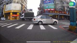 教練壞示範! 駕訓班教練車路口倒退嚕