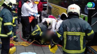 公車急關門夾人 婦摔倒遭輾.右腿撕裂傷