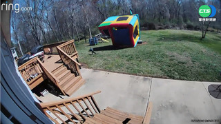 驚險一瞬間! 充氣城堡"風吹飛天"險傷童