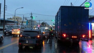 疑煞車失靈! 彰化大貨車連環追撞12車