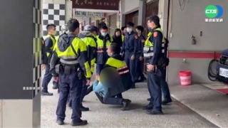 疑酒駕違停拒取締 2男竟"車窗夾警"