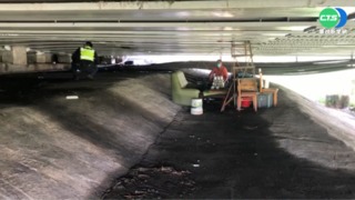 鹽水溪橋伸縮縫竄濃煙 路過駕駛嚇壞