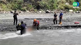 登山客爬大小鬼湖跌溪谷 警消渡溪救援