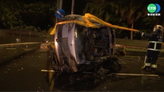 又是酒駕! 特斯拉自撞分隔島燒成火球