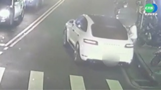 車主下車沒熄火 賊跳上車直接開走保時捷