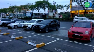 停車格外一排車! 疑貪小便宜挨批丟臉
