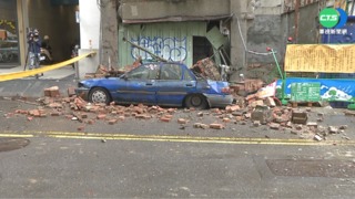 轟然巨響! 80年老房突崩塌 磚牆砸爛車