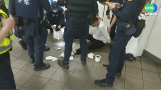 男捷運拉K還拒檢 警噴辣椒水壓制逮人