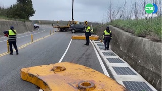 聯結車甩出20公噸鐵塊! 對向車急閃撞路燈