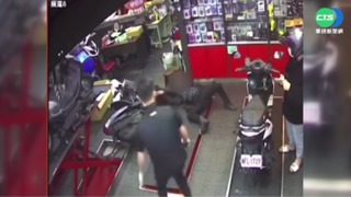 女急牽機車遭夾傷 隔天索1.2萬紅包