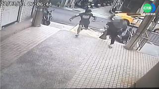 看一眼也不行! 2男"抄扳手"當街追打