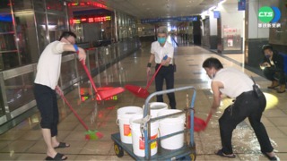 空調冷卻水爆管! 大水狂瀉 慘淹南港車站