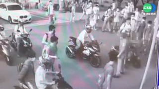 不知運動會提早放學? 警衛擋門踹車飆髒話