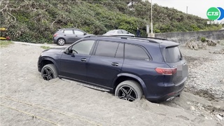 海賊灣"沙軟"困賓士 四輪傳動也無用!