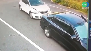 感情糾紛!男持棒攔車砸窗 對方追撞回擊