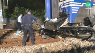 轎車撞樹誤闖鐵道 列車直撞駕駛亡