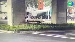 貨車駕駛自撞號誌桿受困! 輕軌一度停駛