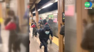 凶嫌丟煙霧彈再射擊 紐約地鐵槍擊16傷