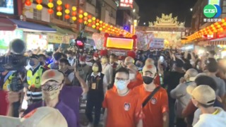 大甲媽回鑾 奉天宮大批信眾搶摸金身!