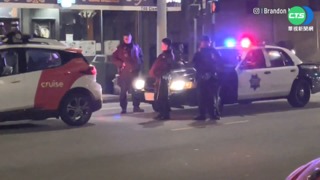 自駕計程車忘開頭燈 警攔查超尷尬...