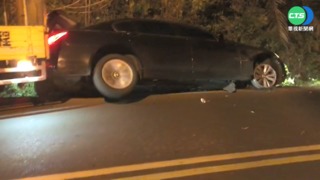 男逆向衝國6 卡路溝踩油門爆胎炸傷2警