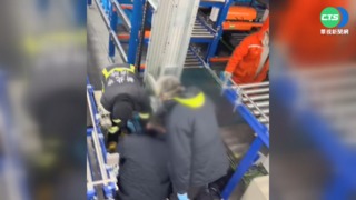 男維修冷凍倉儲輸送帶 遭升降機撞擊身亡