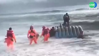 惡劣海象擊翻捕魚膠筏 3人獲救.1人不治